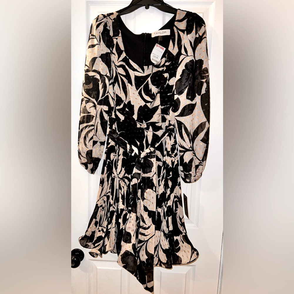 NWT Taylor women dress VNeck size 12